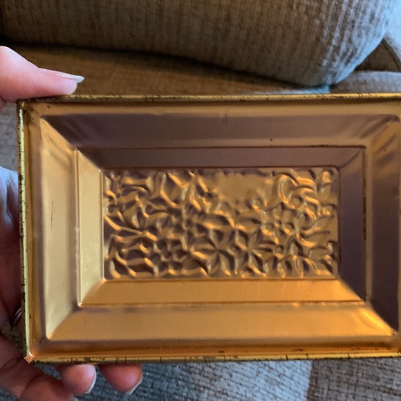 Rare Western Germany embossed, painted green, gold tin w feet and removable lid - Picture 3 of 12